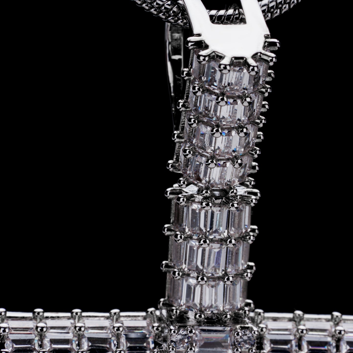 Double-Row Ladder-Shaped Diamond Ice Sugar Cross